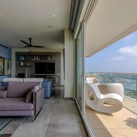 Luxurious Topspot With 21st Floor Views *