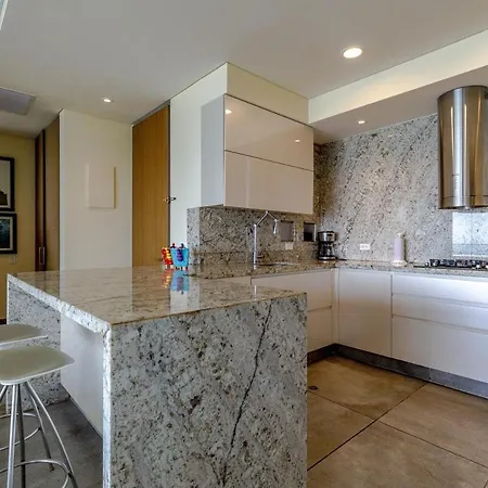 Luxurious Topspot With 21st Floor Views Apartment